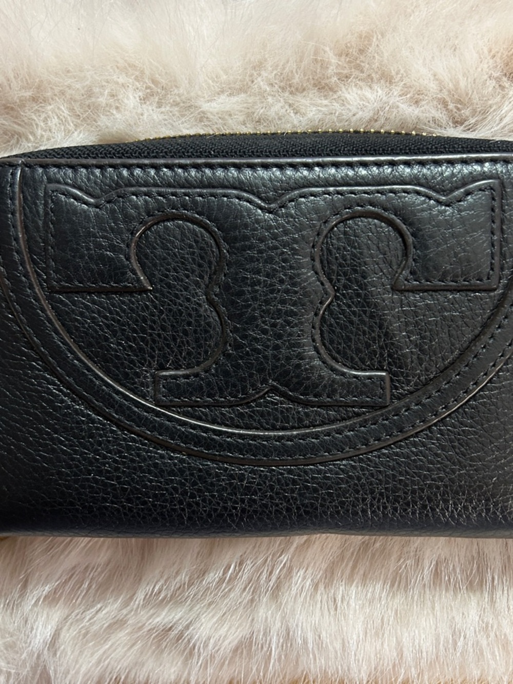 Tory Burch Bombe T Black Embossed Logo Zip Wallet